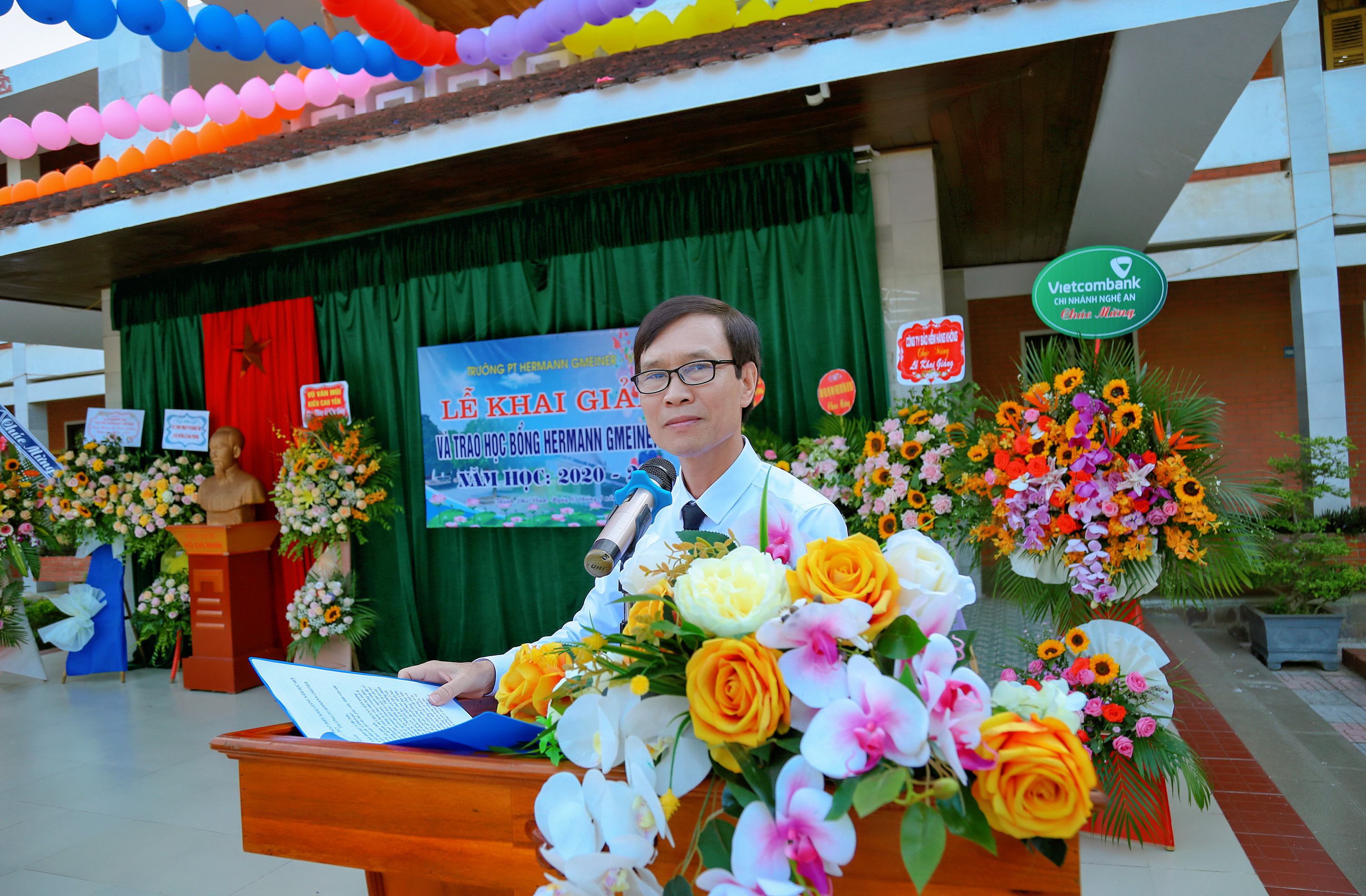 Thầy Phan Xuân Huỳnh - Bí thư Chi bộ, Hiệu trưởng nhà trường