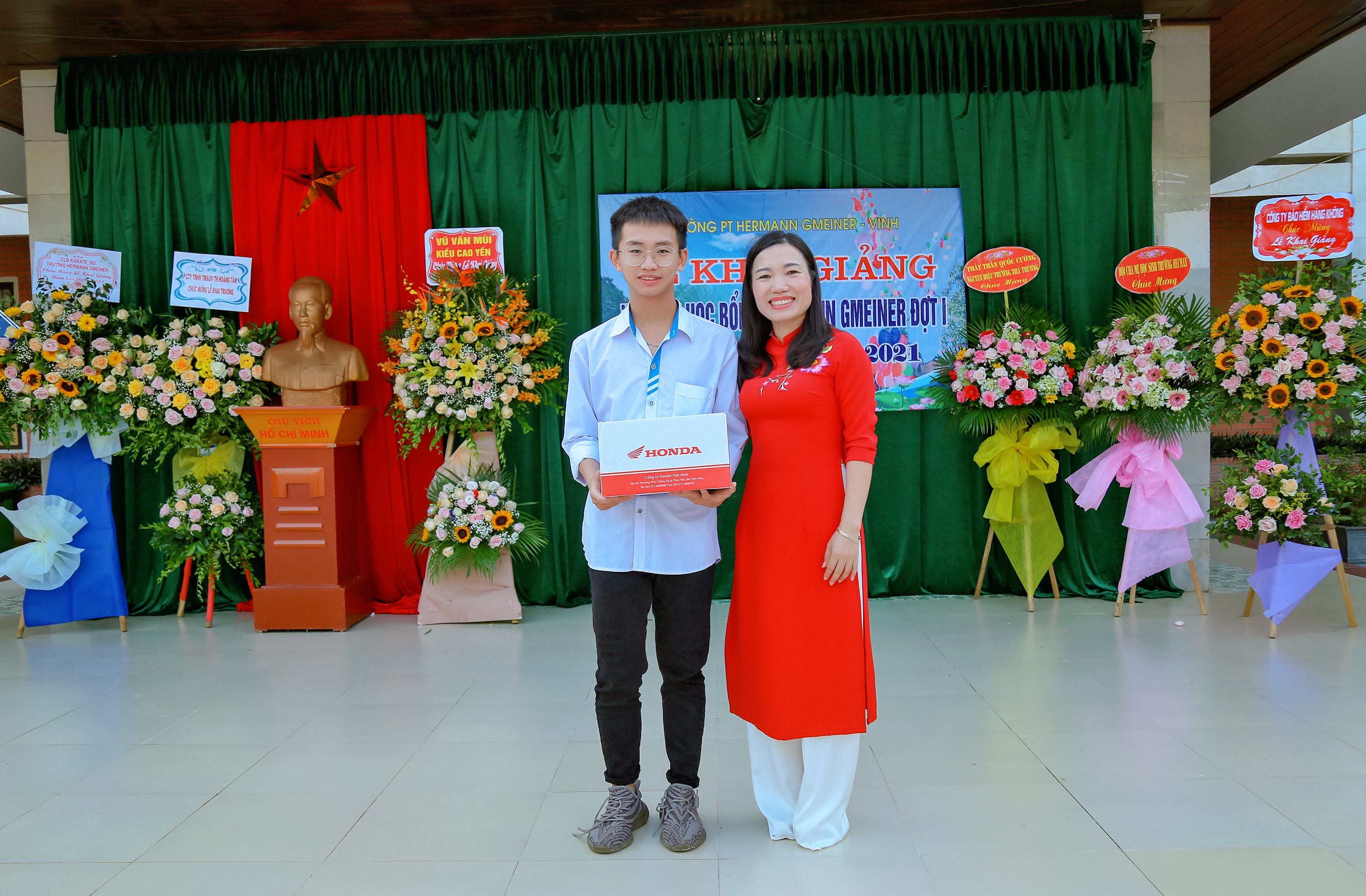 Cô Trần Thu Hiền - Phó hiệu trưởng trao quà cho học sinh đạt giải cuộc thi ANGT Quốc gia