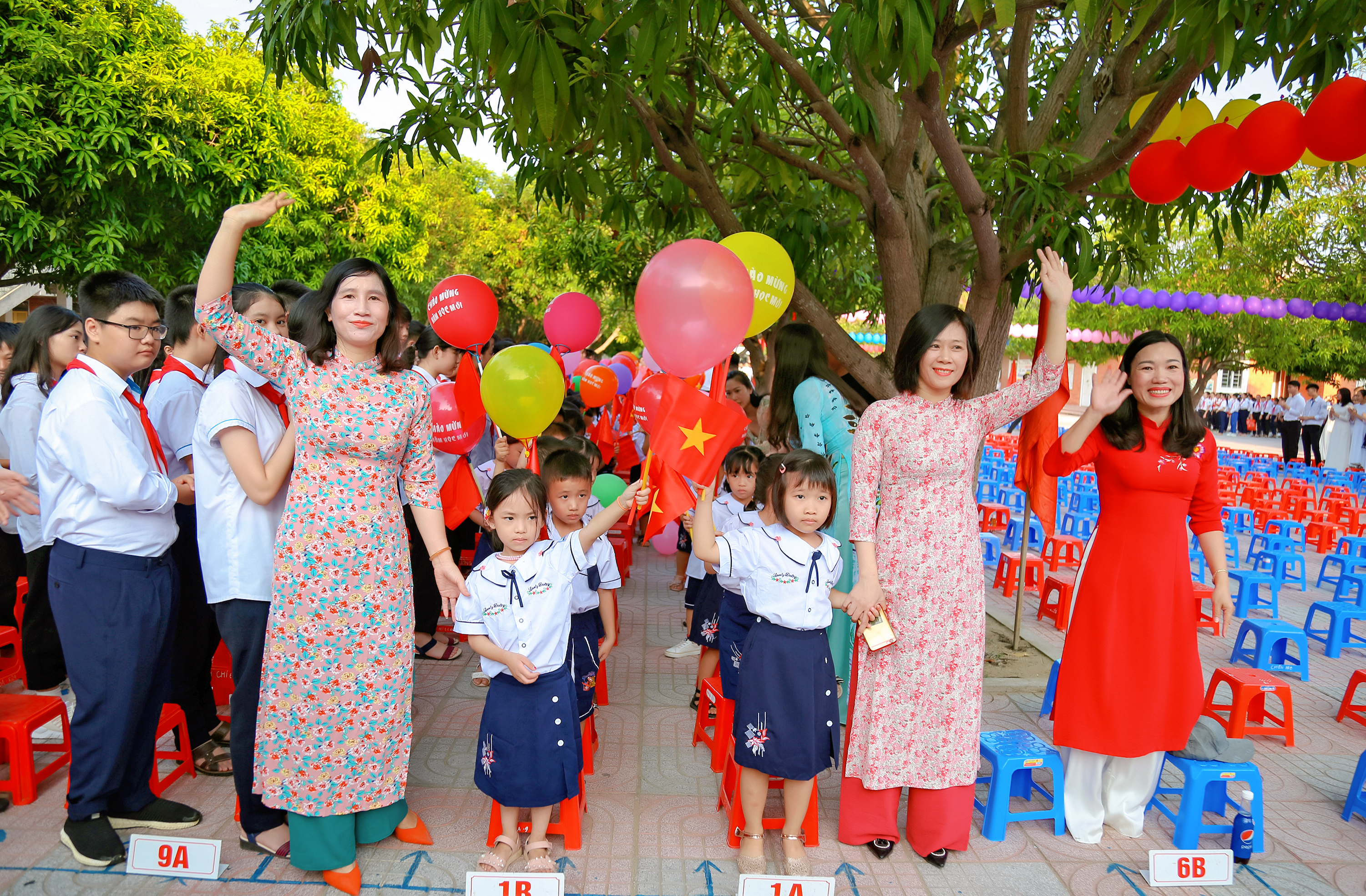BGH Nhà trường cùng giáo viên chủ nhiệm đón học sinh khối 1
