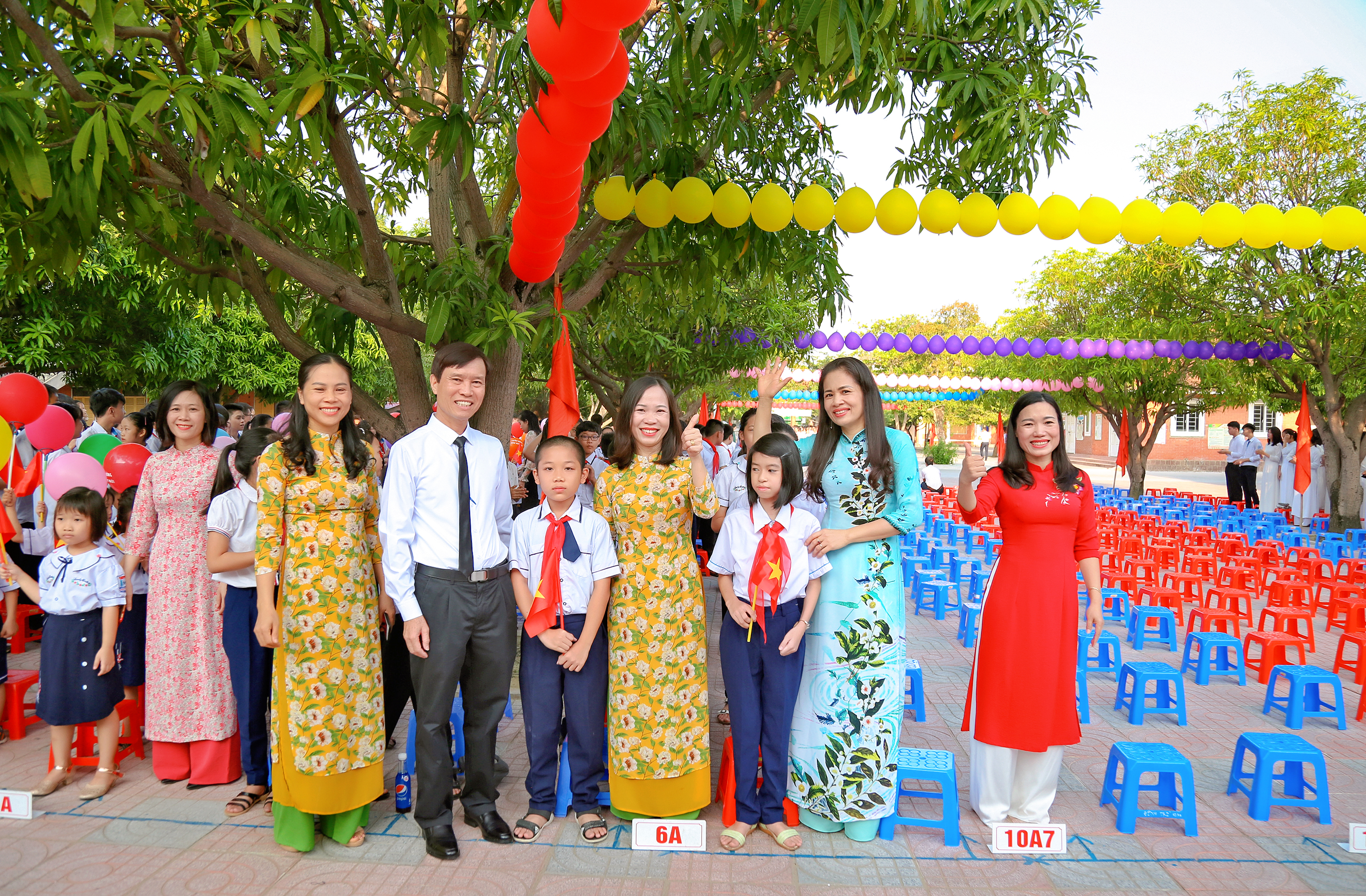 BGH Nhà trường cùng GVCN đón học sinh khối 6