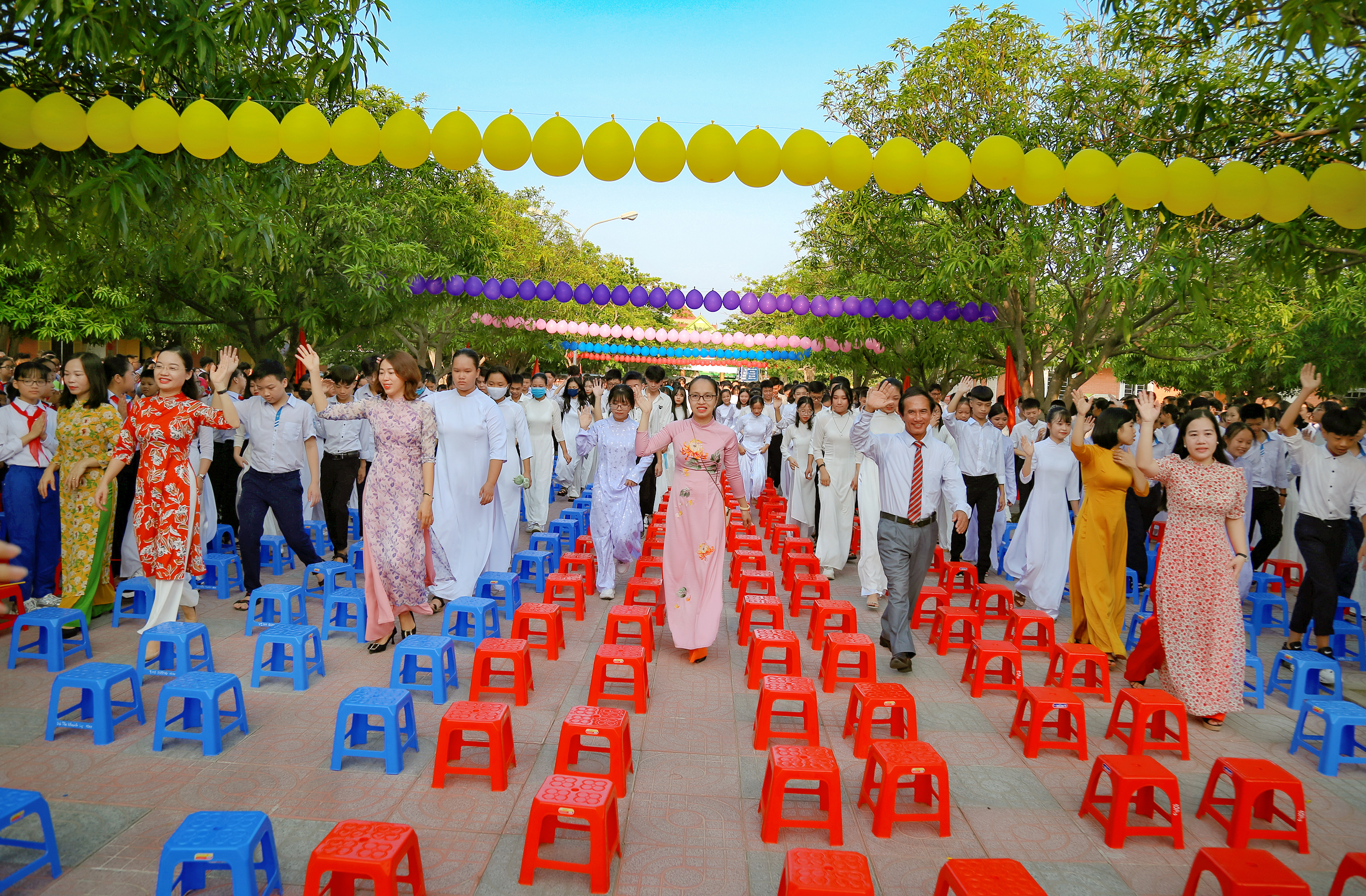 BGH Nhà trường cùng GVCN đón học sinh khối lớp 10