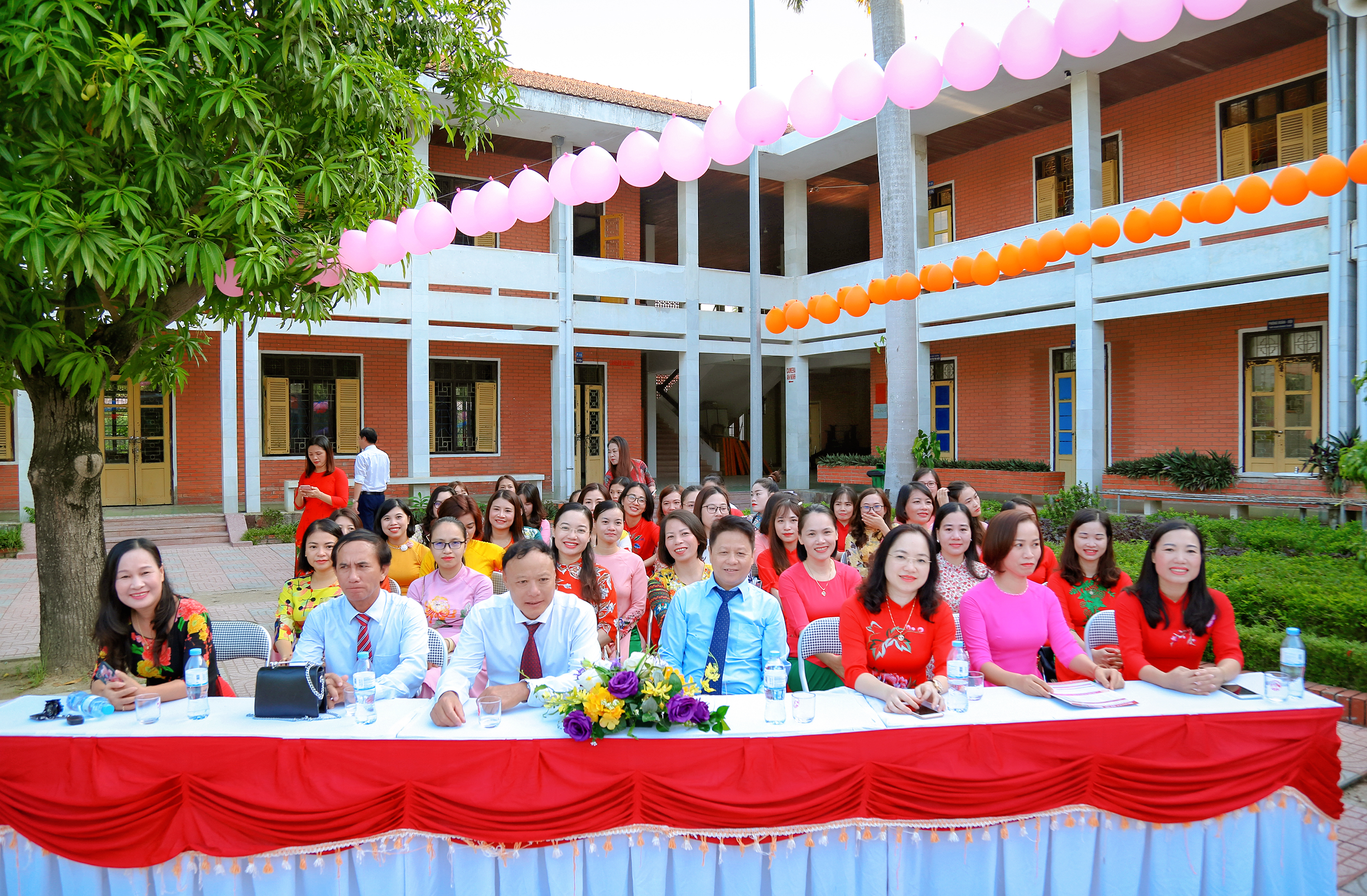 Tập thể CBGV Nhà trường